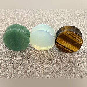 Lot of 3 earlobe plugs, one inch in diameter.